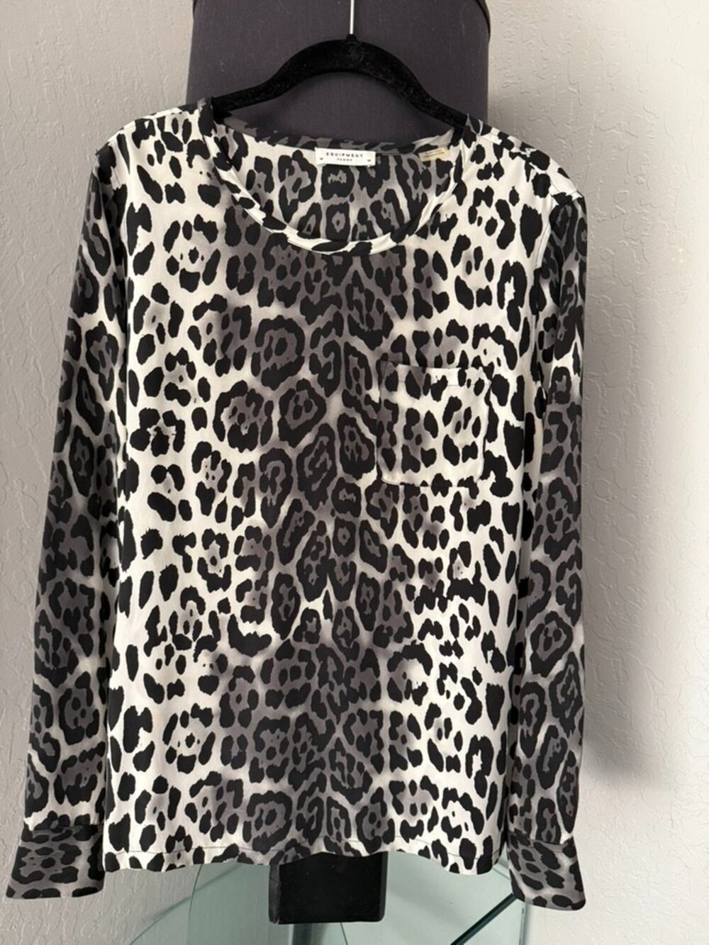 Equipment Silk blouse, black, white, gray animal print